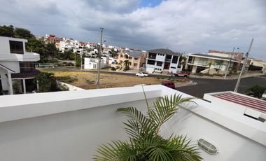 casa en urbanización de venta en manta zona sur