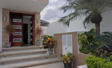 casa en urbanización de venta en manta zona sur