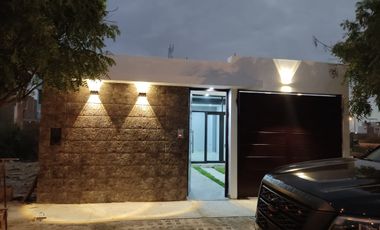 VENDO CASA DE ESTRENO  EN LA ENTRADA DE BOULEVARD