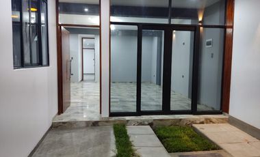 VENDO CASA DE ESTRENO  EN LA ENTRADA DE BOULEVARD