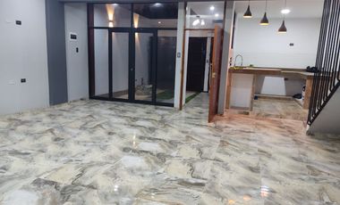 VENDO CASA DE ESTRENO  EN LA ENTRADA DE BOULEVARD