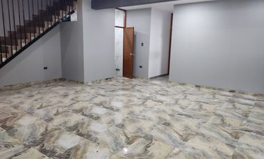 VENDO CASA DE ESTRENO  EN LA ENTRADA DE BOULEVARD