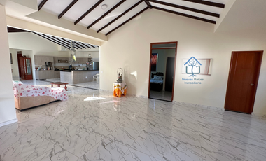 Casa campestre en parcelación con un increíble terreno