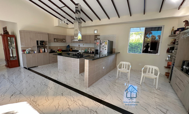 Casa campestre en parcelación con un increíble terreno