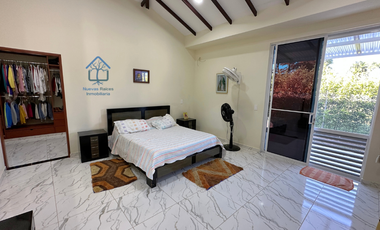 Casa campestre en parcelación con un increíble terreno