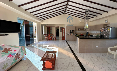 Casa campestre en parcelación con un increíble terreno