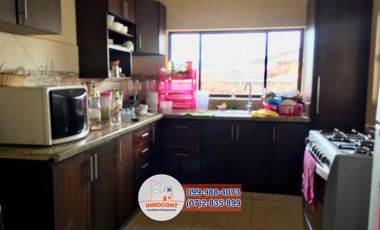 De Venta Hermosa Casa Remodelada con Área Verde, Challuabamba C1025