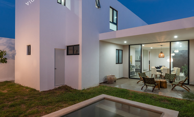 Casa en venta de dos pisos en privada residencial dentro de Temozón Norte, Mérida.