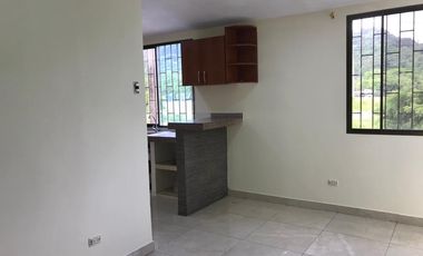 Departamento de alquiler en Mucho Lote 2, 3 dormitorios, patio.
