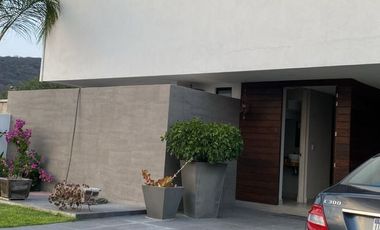 CASA MODERNA EN EL ENCINO CON ROOF GARDEN $4,090,000 CAMBIO ADMINISTRATIVO , BUEN LUGAR PARA SU RETIRO