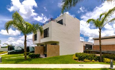 CASA EN VENTA A 15MIN DE CUERNAVACA CON ALBERCA Y CANCHA DE FUTBOL