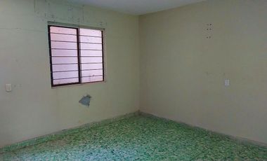 Rento casa en La Republica a 4 cuadras de Lazaro Cardenas, Monterrey