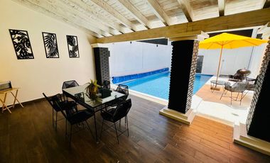 Venta de CASA LOS LAURELES con ALBERCA TOTALMENTE EQUIPADA con calefacción, servicios y amueblada.