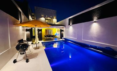 Venta de CASA LOS LAURELES con ALBERCA TOTALMENTE EQUIPADA con calefacción, servicios y amueblada.