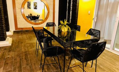 Venta de CASA LOS LAURELES con ALBERCA TOTALMENTE EQUIPADA con calefacción, servicios y amueblada.