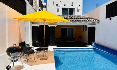 Venta de CASA LOS LAURELES con ALBERCA TOTALMENTE EQUIPADA con calefacción, servicios y amueblada.