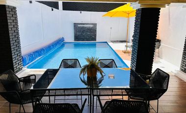 Venta de CASA LOS LAURELES con ALBERCA TOTALMENTE EQUIPADA con calefacción, servicios y amueblada.