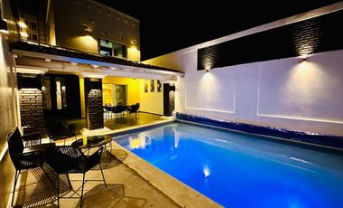 Venta de CASA LOS LAURELES con ALBERCA TOTALMENTE EQUIPADA con calefacción, servicios y amueblada.
