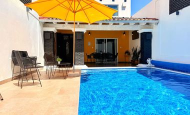 Venta de CASA LOS LAURELES con ALBERCA TOTALMENTE EQUIPADA con calefacción, servicios y amueblada.