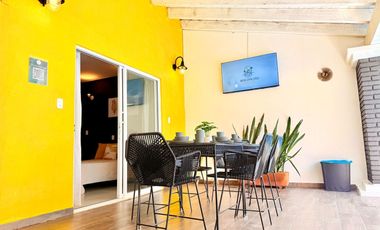 Venta de CASA LOS LAURELES con ALBERCA TOTALMENTE EQUIPADA con calefacción, servicios y amueblada.