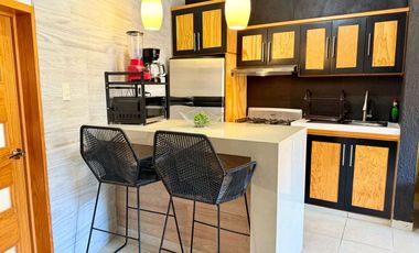 Venta de CASA LOS LAURELES con ALBERCA TOTALMENTE EQUIPADA con calefacción, servicios y amueblada.