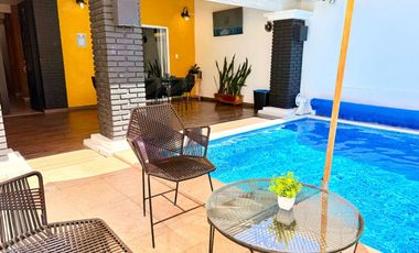 Venta de CASA LOS LAURELES con ALBERCA TOTALMENTE EQUIPADA con calefacción, servicios y amueblada.