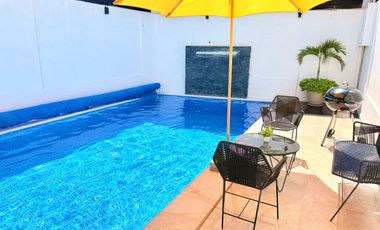 Venta de CASA LOS LAURELES con ALBERCA TOTALMENTE EQUIPADA con calefacción, servicios y amueblada.