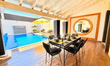 Venta de CASA LOS LAURELES con ALBERCA TOTALMENTE EQUIPADA con calefacción, servicios y amueblada.