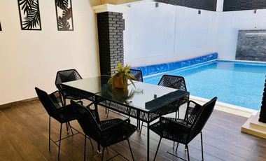 Venta de CASA LOS LAURELES con ALBERCA TOTALMENTE EQUIPADA con calefacción, servicios y amueblada.