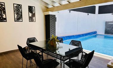 Venta de CASA LOS LAURELES con ALBERCA TOTALMENTE EQUIPADA con calefacción, servicios y amueblada.