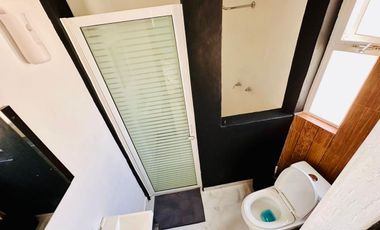 Venta de CASA LOS LAURELES con ALBERCA TOTALMENTE EQUIPADA con calefacción, servicios y amueblada.