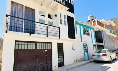 Venta de CASA LOS LAURELES con ALBERCA TOTALMENTE EQUIPADA con calefacción, servicios y amueblada.