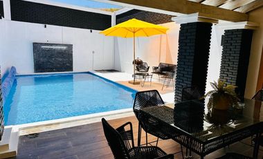 Venta de CASA LOS LAURELES con ALBERCA TOTALMENTE EQUIPADA con calefacción, servicios y amueblada.