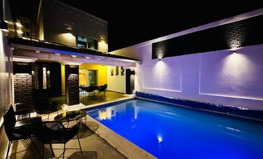 Venta de CASA LOS LAURELES con ALBERCA TOTALMENTE EQUIPADA con calefacción, servicios y amueblada.