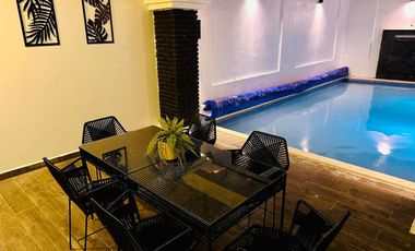 Venta de CASA LOS LAURELES con ALBERCA TOTALMENTE EQUIPADA con calefacción, servicios y amueblada.