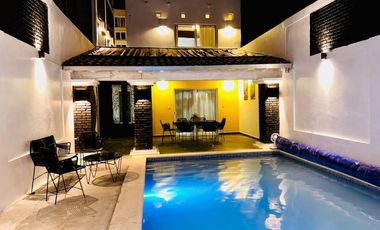Venta de CASA LOS LAURELES con ALBERCA TOTALMENTE EQUIPADA con calefacción, servicios y amueblada.