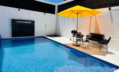 Venta de CASA LOS LAURELES con ALBERCA TOTALMENTE EQUIPADA con calefacción, servicios y amueblada.