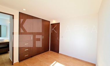 Residencia de Lujo con Jardín Amplio y Patio Techado: Elegancia y Confort