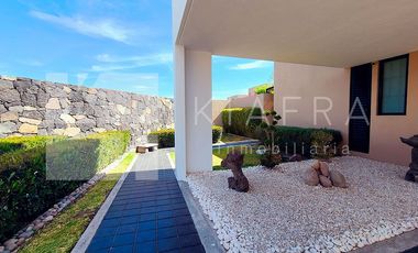 Residencia de Lujo con Jardín Amplio y Patio Techado: Elegancia y Confort