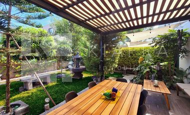 Residencia de Lujo con Jardín Amplio y Patio Techado: Elegancia y Confort