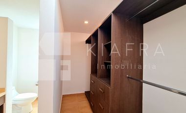 Residencia de Lujo con Jardín Amplio y Patio Techado: Elegancia y Confort