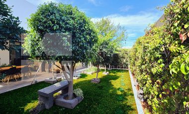 Residencia de Lujo con Jardín Amplio y Patio Techado: Elegancia y Confort