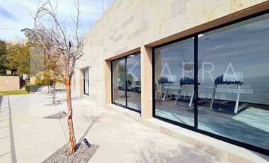 Residencia de Lujo con Jardín Amplio y Patio Techado: Elegancia y Confort