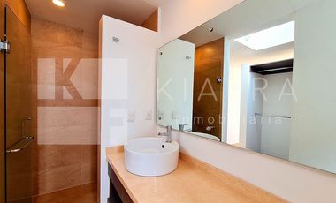 Residencia de Lujo con Jardín Amplio y Patio Techado: Elegancia y Confort