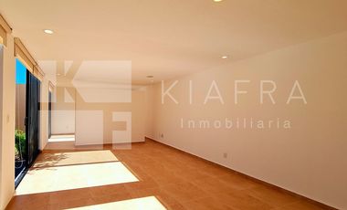 Residencia de Lujo con Jardín Amplio y Patio Techado: Elegancia y Confort