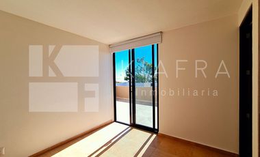 Residencia de Lujo con Jardín Amplio y Patio Techado: Elegancia y Confort