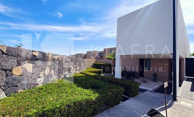 Residencia de Lujo con Jardín Amplio y Patio Techado: Elegancia y Confort
