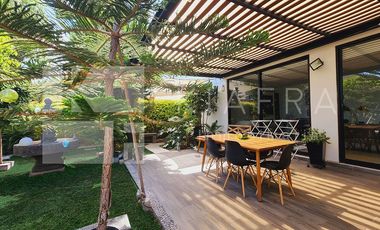 Residencia de Lujo con Jardín Amplio y Patio Techado: Elegancia y Confort