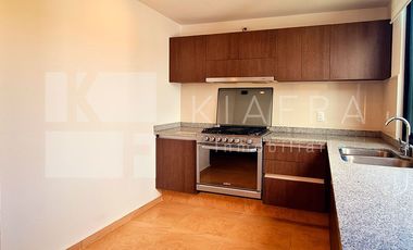 Residencia de Lujo con Jardín Amplio y Patio Techado: Elegancia y Confort