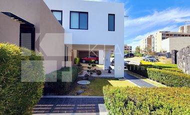 Residencia de Lujo con Jardín Amplio y Patio Techado: Elegancia y Confort